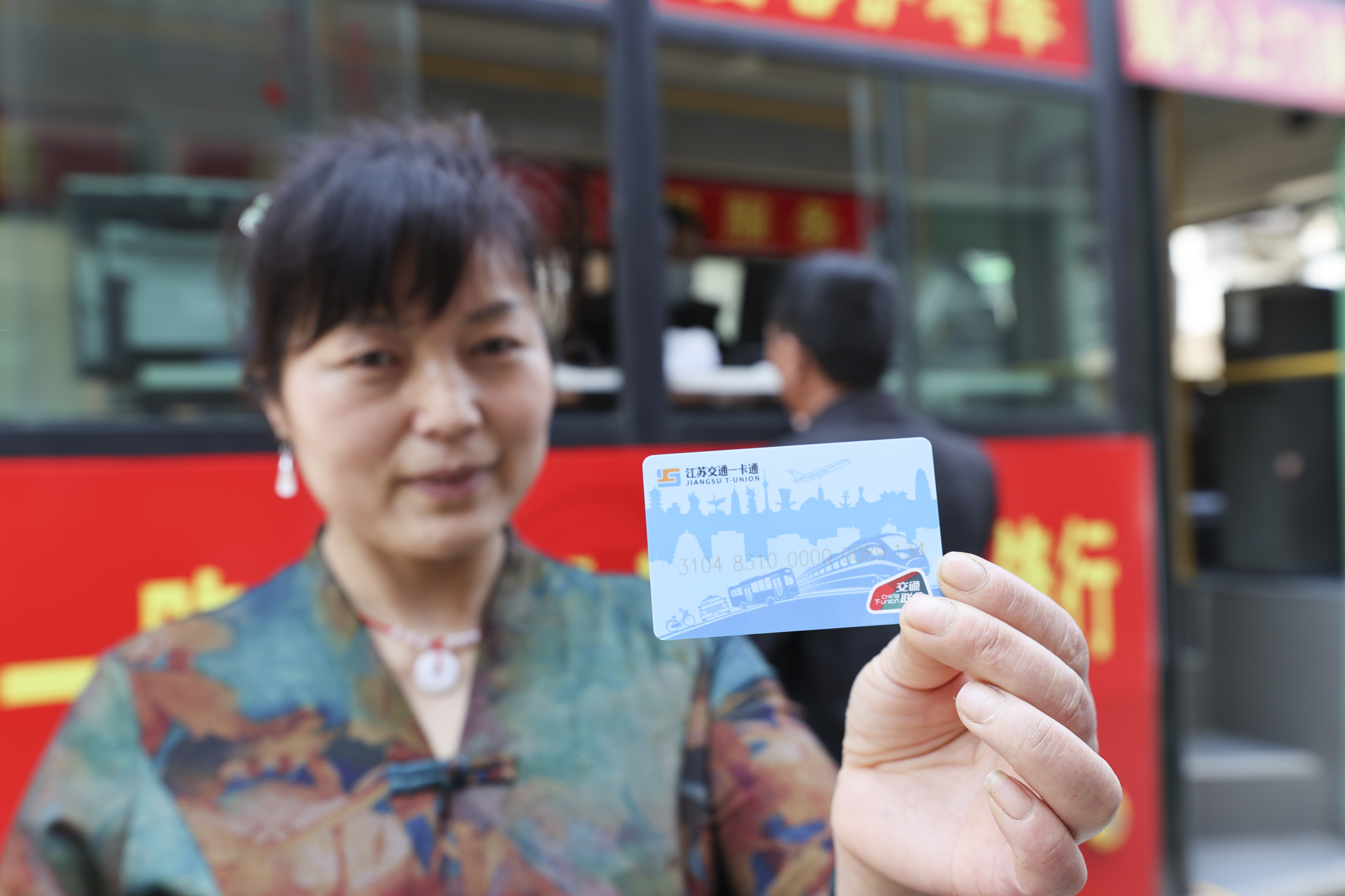 群众现场领到新办市民卡 (1).jpg